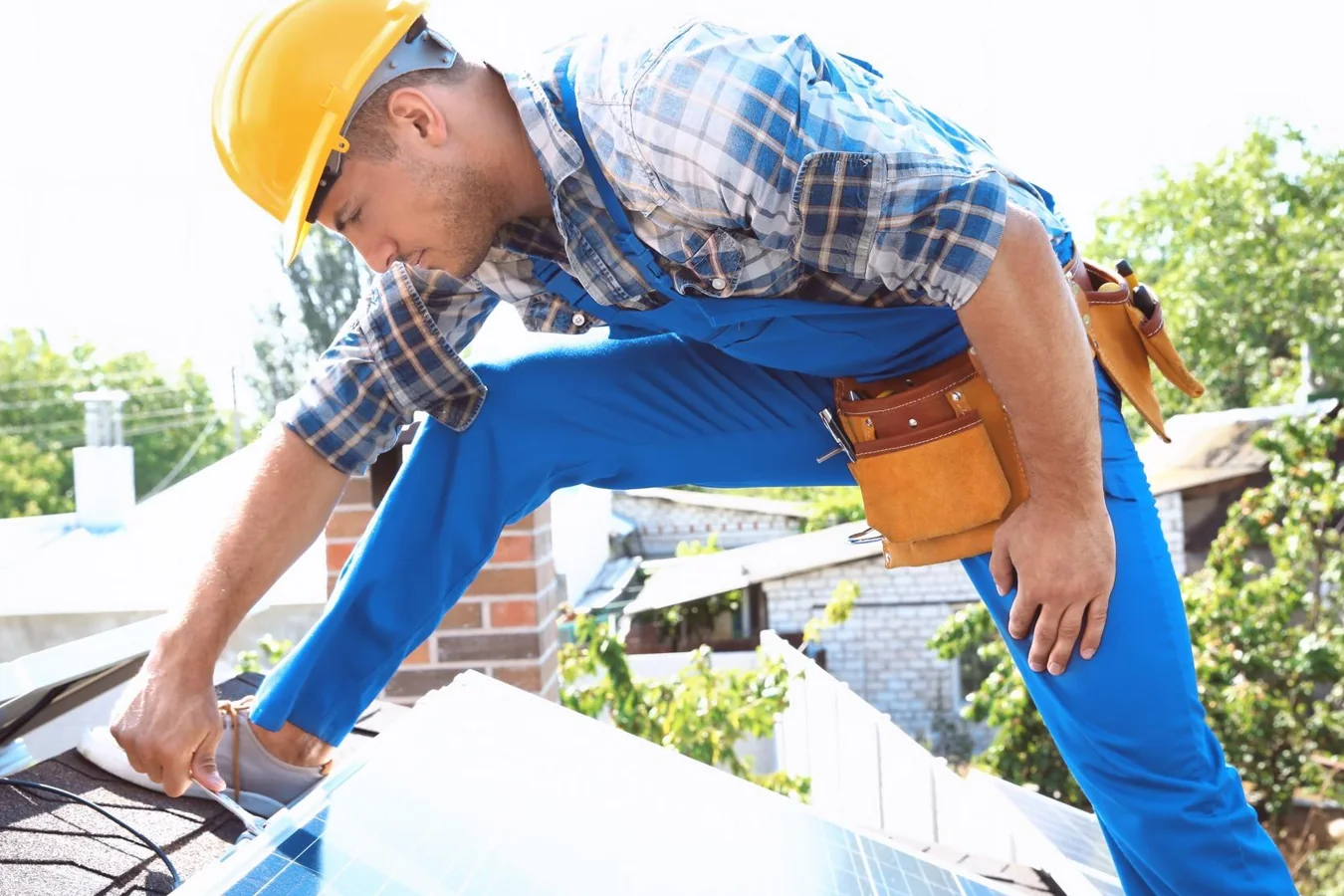 Installateur posant des panneaux solaires photovoltaïques sur toiture